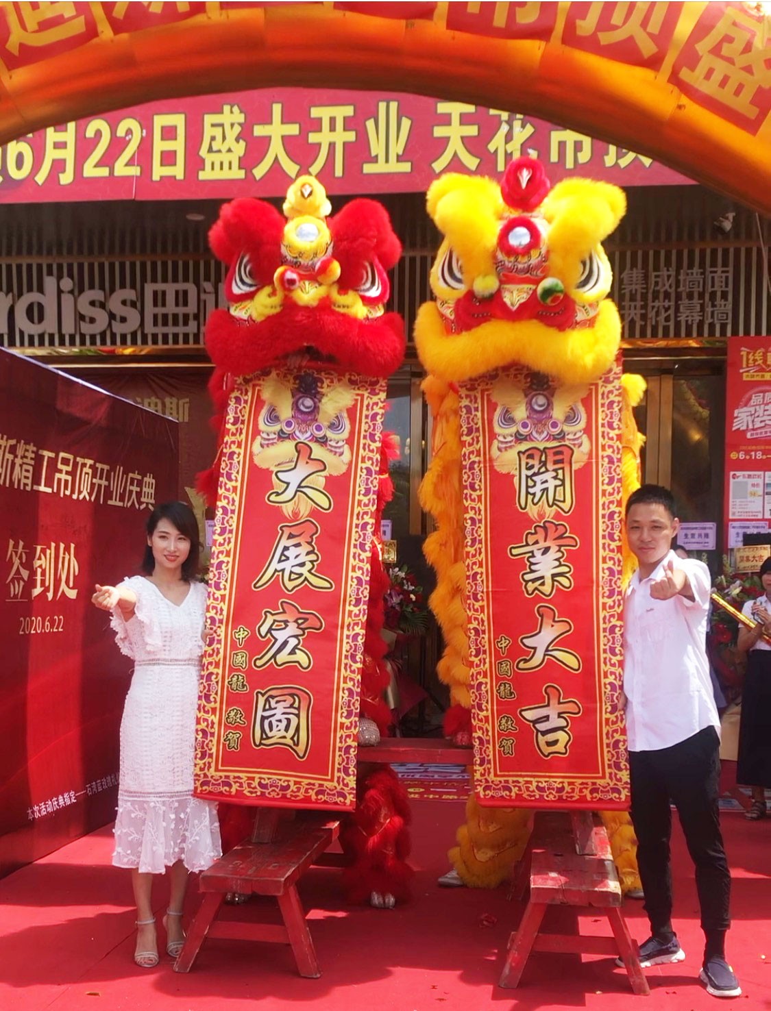 惠州石灣巴迪斯旗艦店經(jīng)銷商夫婦李信義(右)和丁玲(左) 惠州石灣巴迪斯旗艦店經(jīng)銷商夫婦李信義(右)和丁玲(左)