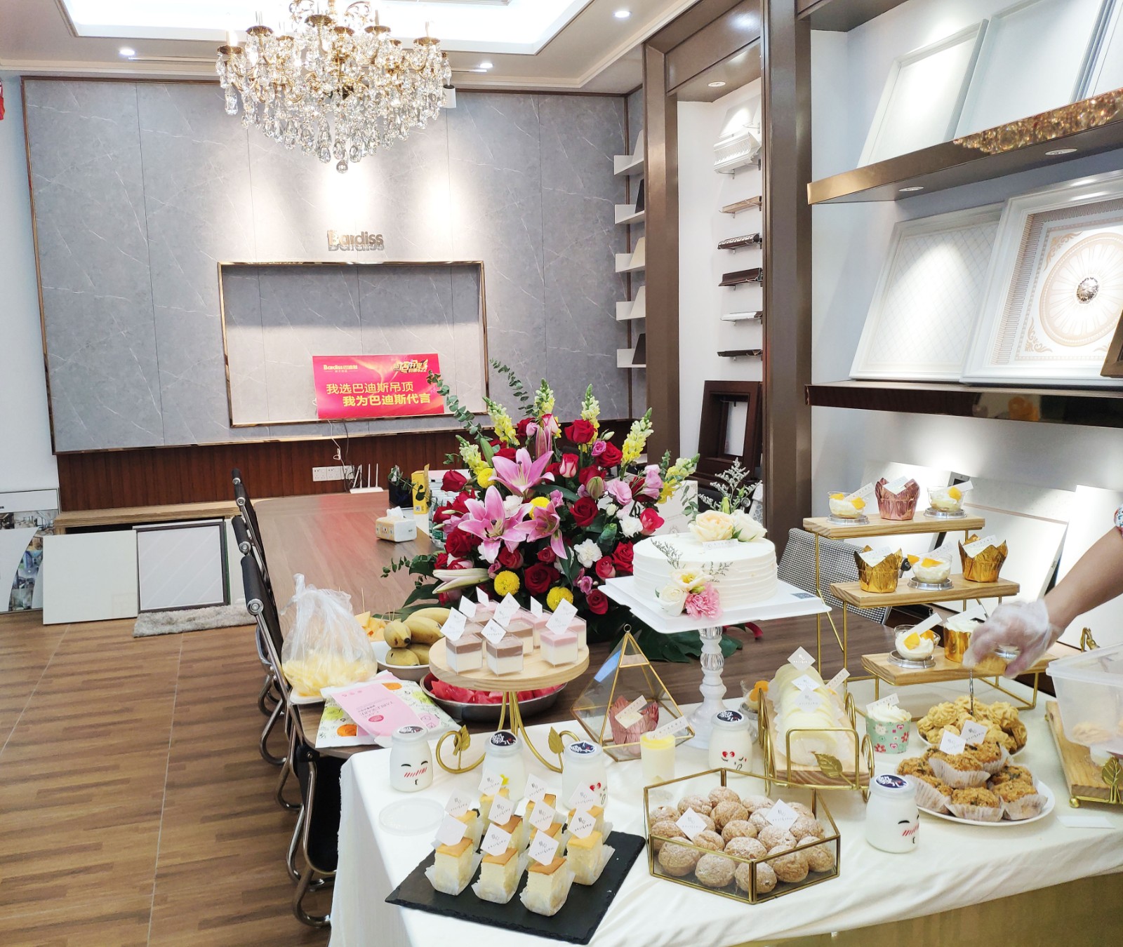 豐富的點(diǎn)心小吃, 讓到場(chǎng)的業(yè)主朋友感到貼心服務(wù)。 豐富的點(diǎn)心小吃, 讓到場(chǎng)的業(yè)主朋友感到貼心服務(wù)。